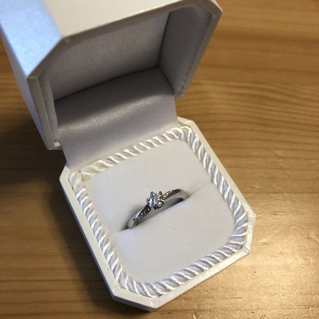 【4℃ BRIDAL(ヨンドシーブライダル)の口コミ】 デザインに一目惚れでした。
大きな1粒よりも、キラキラしていて、普段の…