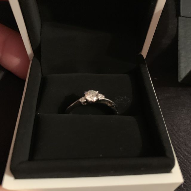 【FOREVERMARK(フォーエバーマーク)の口コミ】 ダイヤのカットが綺麗で指輪のデザインも好みでした。
お店の人もとても親…