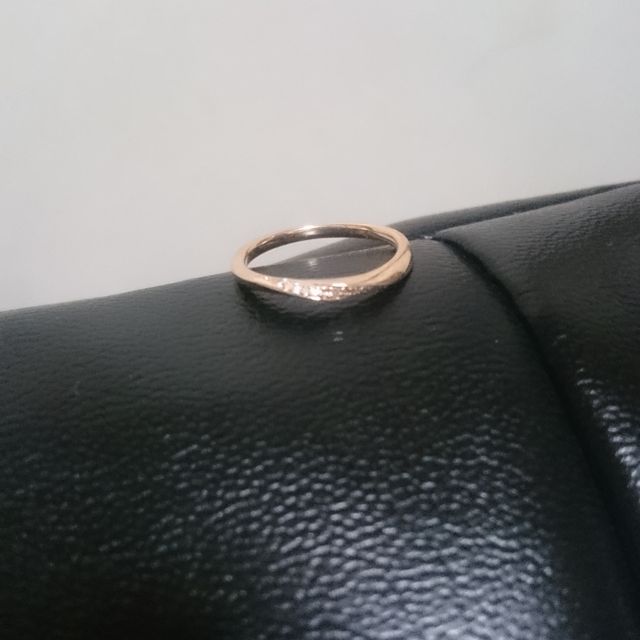 【THE KISS(ザ・キッス)の口コミ】 とてもシンプルな作りで指輪自体も華奢ですが、それが私にピッタリで購入…