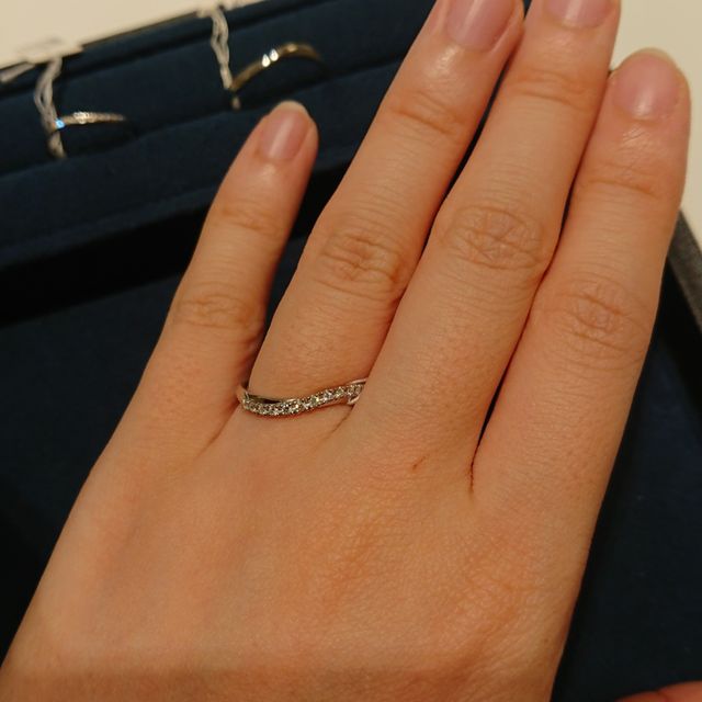 【4℃ BRIDAL(ヨンドシーブライダル)の口コミ】 この指輪のおすすめポイントはダイヤモンドの数です。いろいろ指輪の形を…