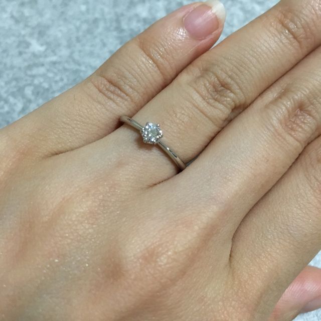 【銀座ダイヤモンドシライシの口コミ】 (私でなく購入した主人の意見です)
ダイヤモンド自体は小さめですが、クオ…