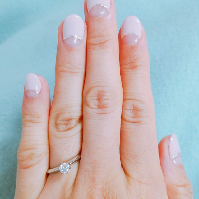 【ティファニー(Tiffany & Co.)の口コミ】 恐らくティファニーの定番と言われる婚約指輪でした。指輪のリングの部分…