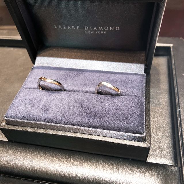 【ラザール ダイヤモンド(LAZARE DIAMOND)の口コミ】 普通のウェーブよりかなり捻れていますが指が細く見えたので選びました。…