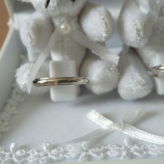 【EVANS BRIDAL(エヴァンスブライダル)の口コミ】 シンプルなデザインを探していたのですが、シンプルだけではなく、上下の…