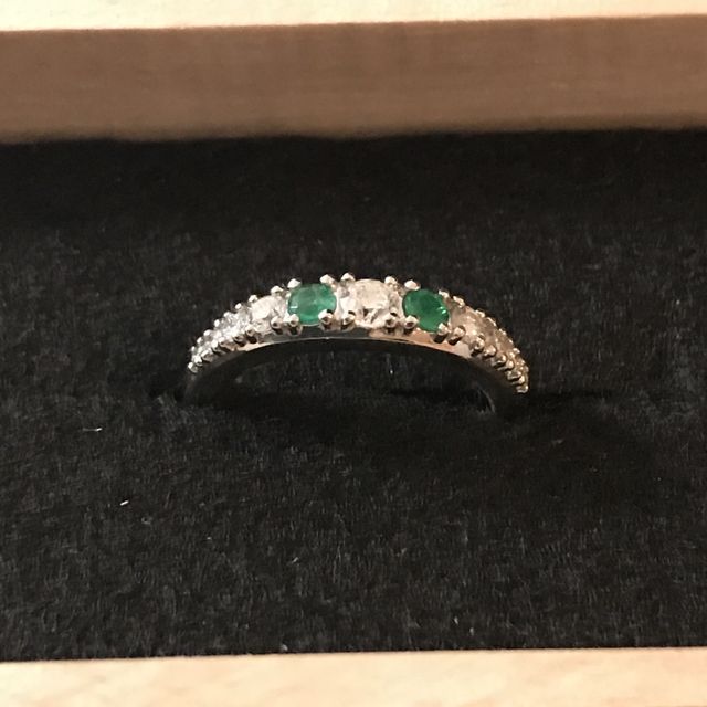 【Lovignette(ラヴィネット)の口コミ】 古いダイヤの指輪のダイヤモンドも使い、誕生石のエメラルドをアクセント…