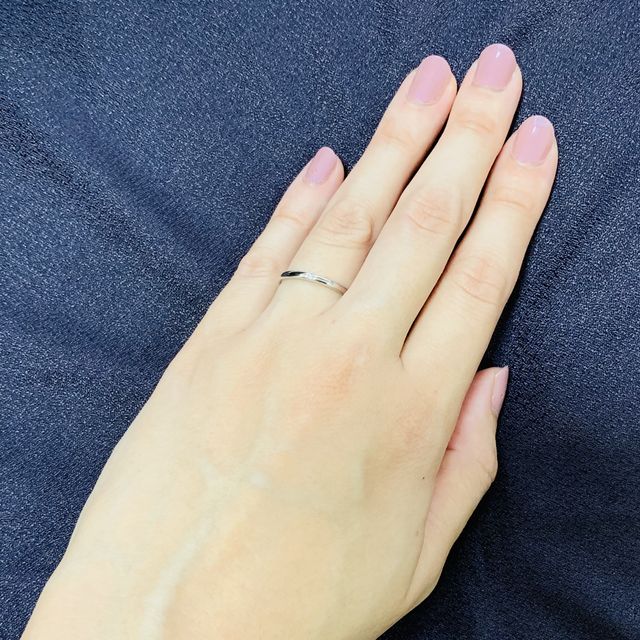 【AHKAH(アーカー)の口コミ】 結婚指輪は毎日つけるものなので、細めのシンプルなこちらのリングにしま…