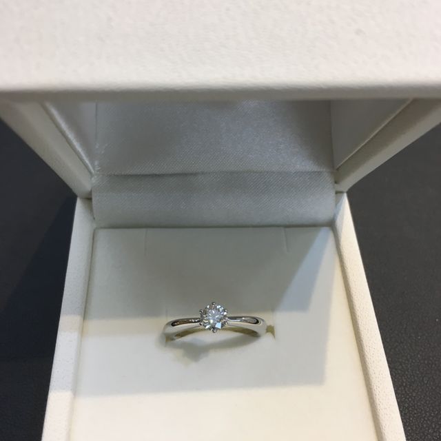 【ジュエリー東京の口コミ】 サプライズで婚約指輪を選びに来店し、シンプルなデザインが良いなと思い…