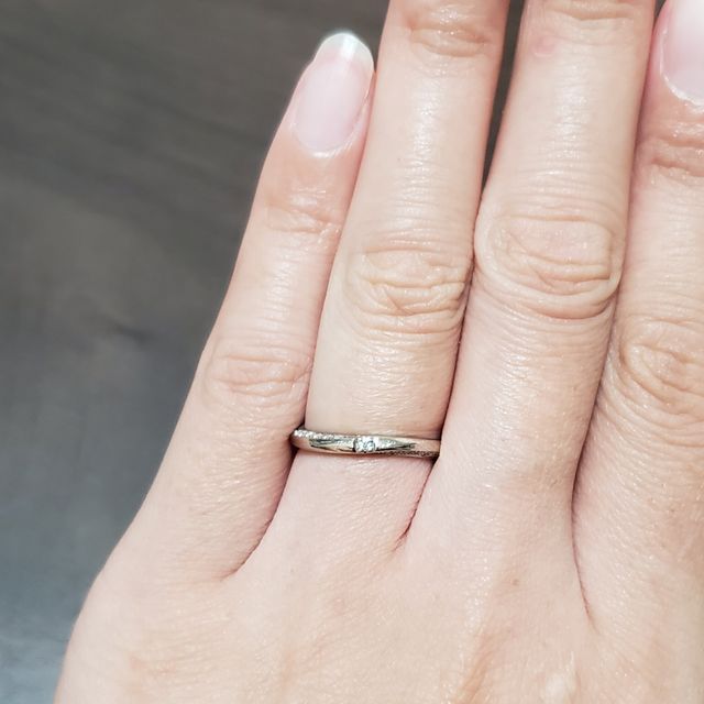 【4℃ BRIDAL(ヨンドシーブライダル)の口コミ】 自分で見たときには一石のシンプルなデザインで、相手側から見たときには…