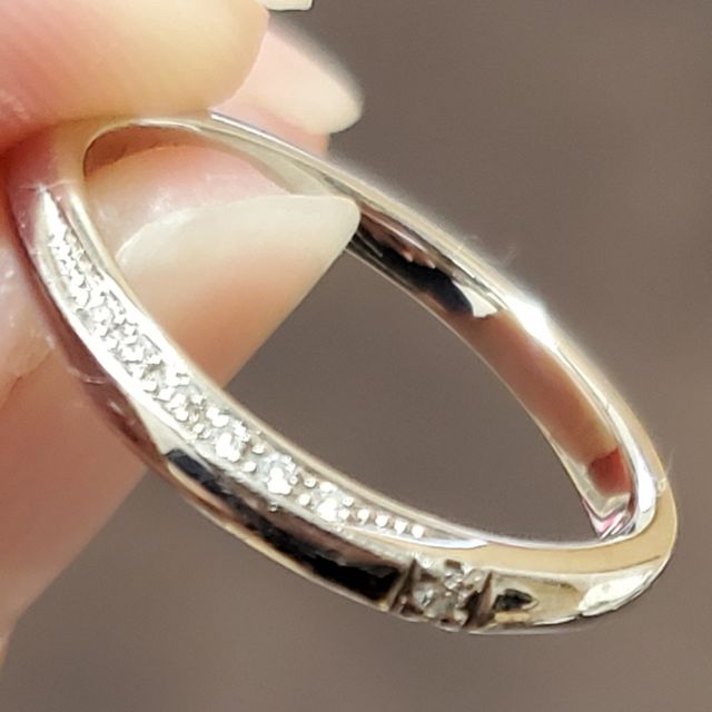 【4℃ BRIDAL(ヨンドシーブライダル)の口コミ】 自分で見たときには一石のシンプルなデザインで、相手側から見たときには…