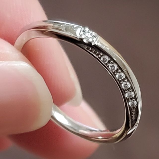 【4℃ BRIDAL(ヨンドシーブライダル)の口コミ】 自分で見たときには一石のシンプルなデザインで、相手側から見たときには…