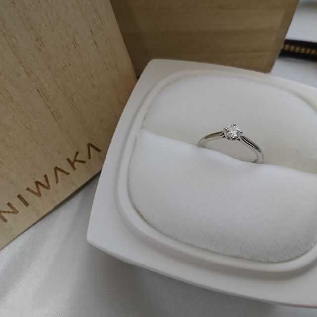 【俄(にわか)の口コミ】 俄の木箱に憧れがあり、婚約指輪は俄と決めていました。デザインも、シン…