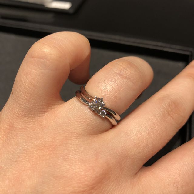 【エクセルコダイヤモンド(EXELCO DIAMOND)の口コミ】 シンプルで飽きのこないデザインの指輪を探していました。元々、セットリ…