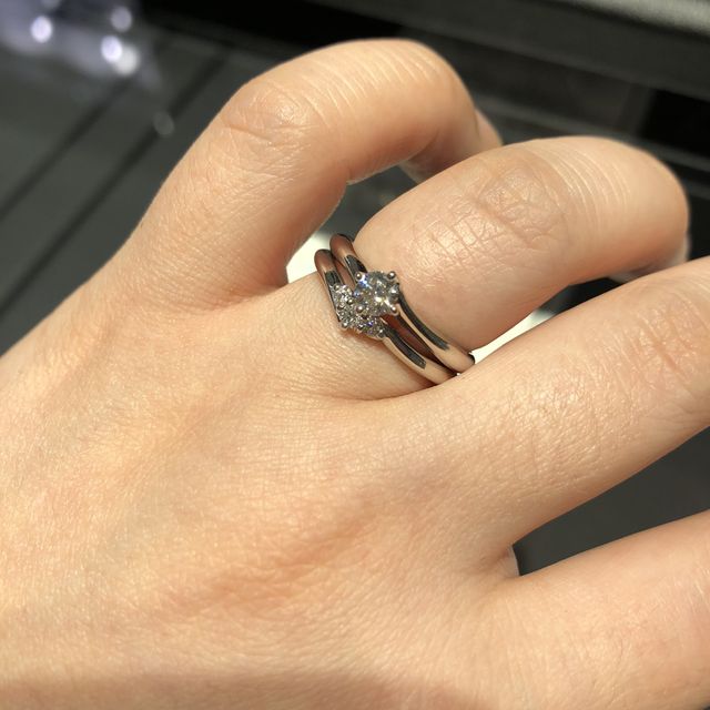 【エクセルコダイヤモンド(EXELCO DIAMOND)の口コミ】 シンプルで飽きのこないデザインの指輪を探していました。元々、セットリ…