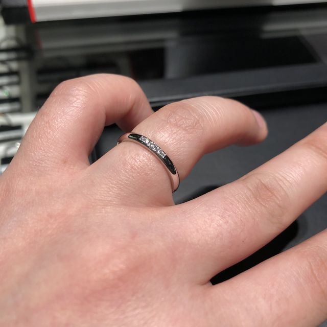 【ラザール ダイヤモンド(LAZARE DIAMOND)の口コミ】 シンプルでスタイリッシュなデザインが魅力的でした。ダイヤモンドが埋め…