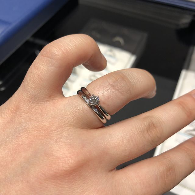 【銀座ダイヤモンドシライシの口コミ】 ダイヤモンドが5粒埋め込まれており、シンプルな中にも華やかなデザインが…