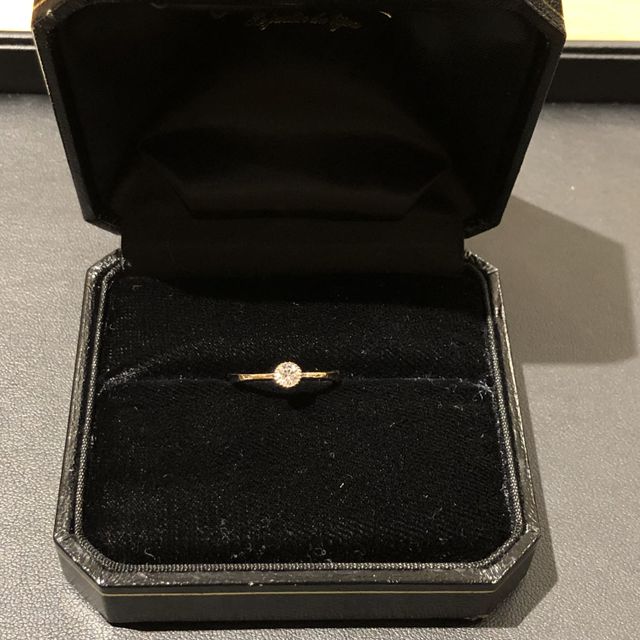 【SIENAROSE(シエナロゼ)の口コミ】 まずデザインです。婚約指輪ですが、日常的に使いたかったのでシンプルな…