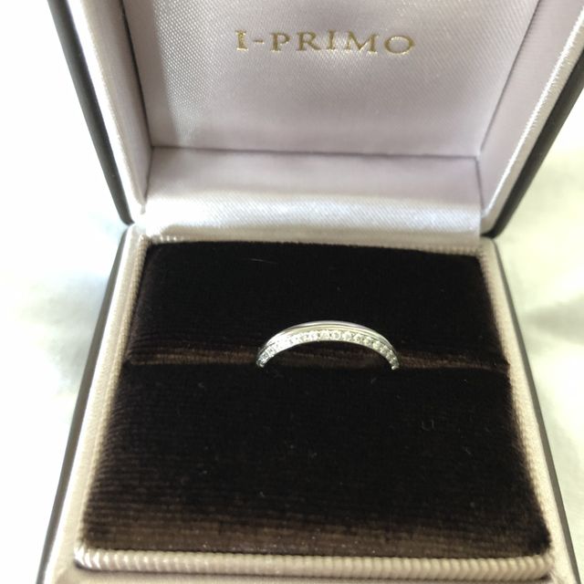 【アイプリモ(I-PRIMO)の口コミ】 片側にメレダイヤが敷き詰められていてとても綺麗です。
見る角度によって…