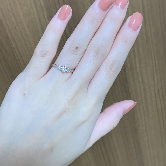 【銀座ダイヤモンドシライシの口コミ】 ノーマルな一つダイヤより、華やかな指輪を探しており、定員さんにすすめ…