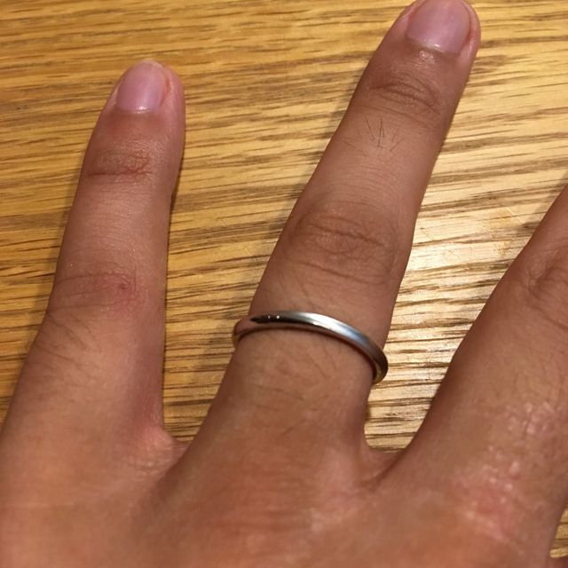 【銀座ダイヤモンドシライシの口コミ】 自分達は婚約指輪を作らず結婚指輪だけにすると決めていたため、婚約指輪…