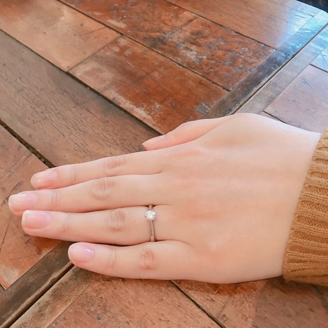 【銀座ダイヤモンドシライシの口コミ】 婚約指輪はシンプルに大粒のダイヤモンドが1つ乗ったものが理想でした。初…