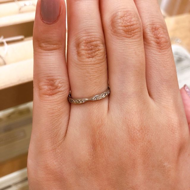 【Mariage ent(マリアージュエント)の口コミ】 婚約指輪がストレートなので重ね付けもできるようストレートの指輪を探し…
