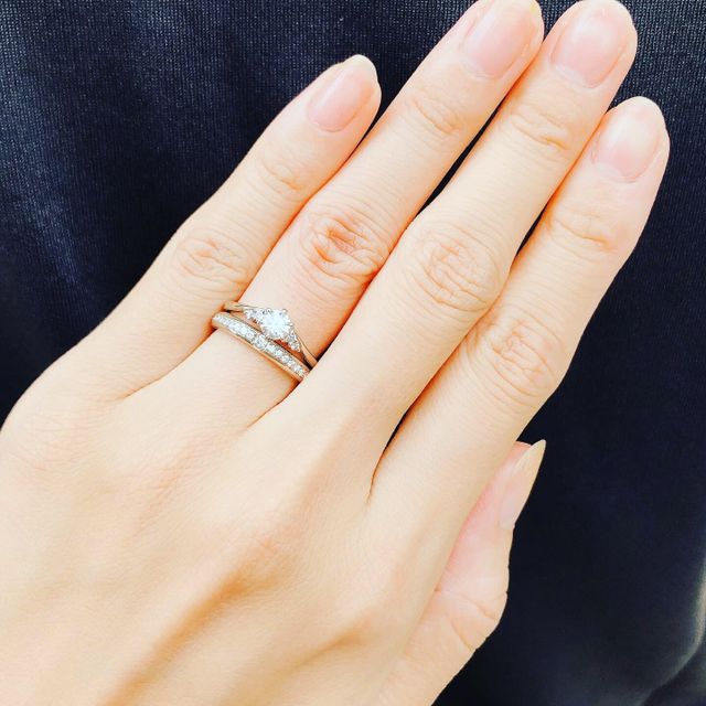【ラザール ダイヤモンド(LAZARE DIAMOND)の口コミ】 メレダイヤの輝きも綺麗で華やかかつ上品なデザインが気にいりました。結…