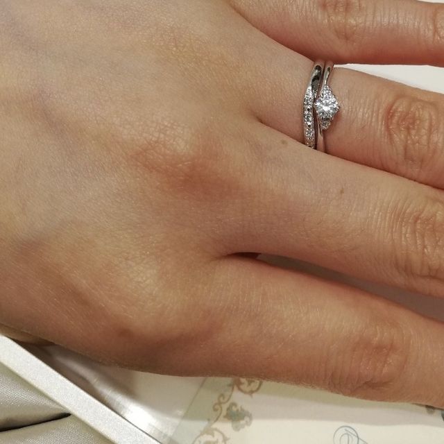 【1122 iifuufu bridal(いい夫婦ブライダル)の口コミ】 V字なので指が長く見えます。普段使いには細めのデザインがいいと思ってい…