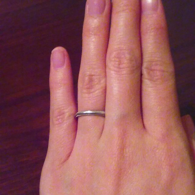 【ティファニー(Tiffany & Co.)の口コミ】 とてもシンプルですが、上下の縁に切り込みでデザインがされているので、…