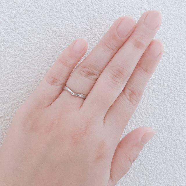 【SONARE(ソナーレ)の口コミ】 少しでも指が細く見えるように、婚約指輪と重ね付けができるようにとV字デ…
