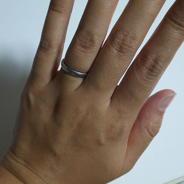 【アイプリモ(I-PRIMO)の口コミ】 いくつか試着して、手がキレイに見える細さの物を選んだ。プラチナなのに…