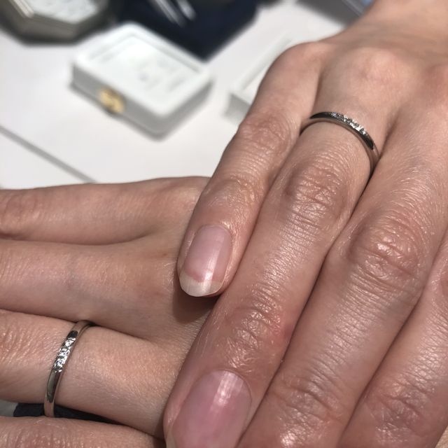 【ラザール ダイヤモンド(LAZARE DIAMOND)の口コミ】 婚約指輪と一緒に付けたかったので、
ダイヤ1石にするか3石にするかですご…