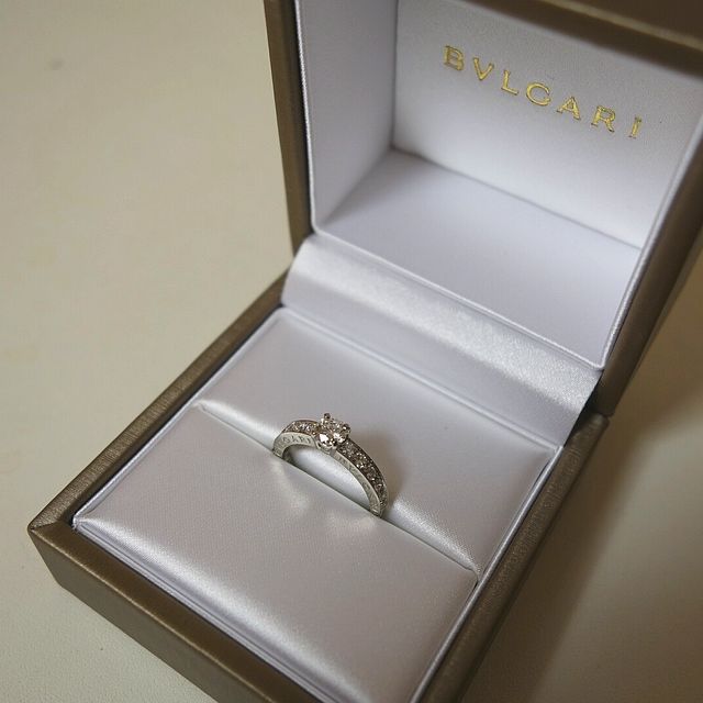 【ブルガリ(BVLGARI)の口コミ】 エタニティリングと縦爪のひと粒タイプの婚約指輪の中間のようなデザイン…