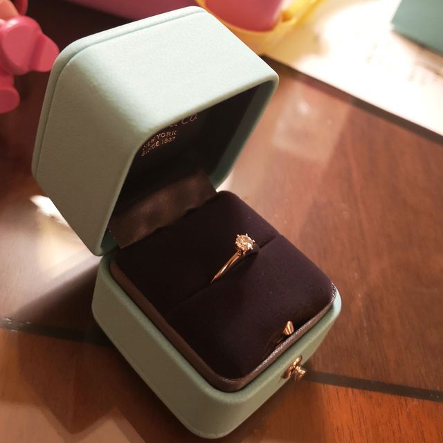 【ティファニー(Tiffany & Co.)の口コミ】 シンプルな婚約指輪であること。ダイヤモンドに存在感があって、上品な印…