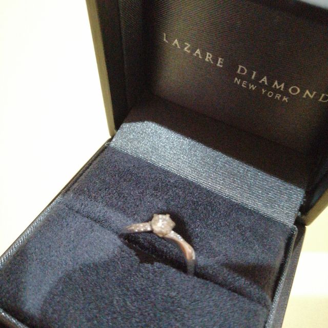 【ラザール ダイヤモンド(LAZARE DIAMOND)の口コミ】 結婚指輪とセットで付けても違和感のないもの考えていたため、結婚指輪と…