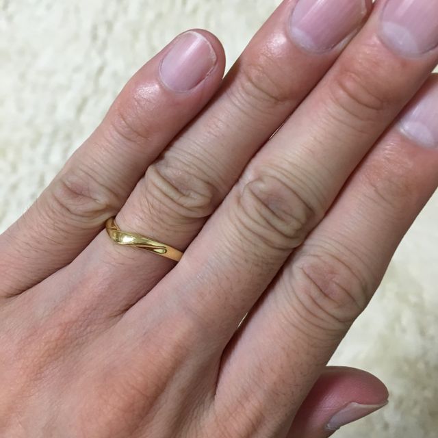 【GALA JEWELRY(ガラジュエリー)の口コミ】 ゴールドの指輪を探していた。細身の指に合うデザインを探していた。v字の…