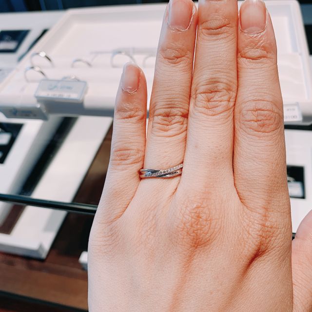 【I's stone(アイズストーン)の口コミ】 10店舗以上まわって、他に無いデザインだったからです。ウェーブでダイヤ…