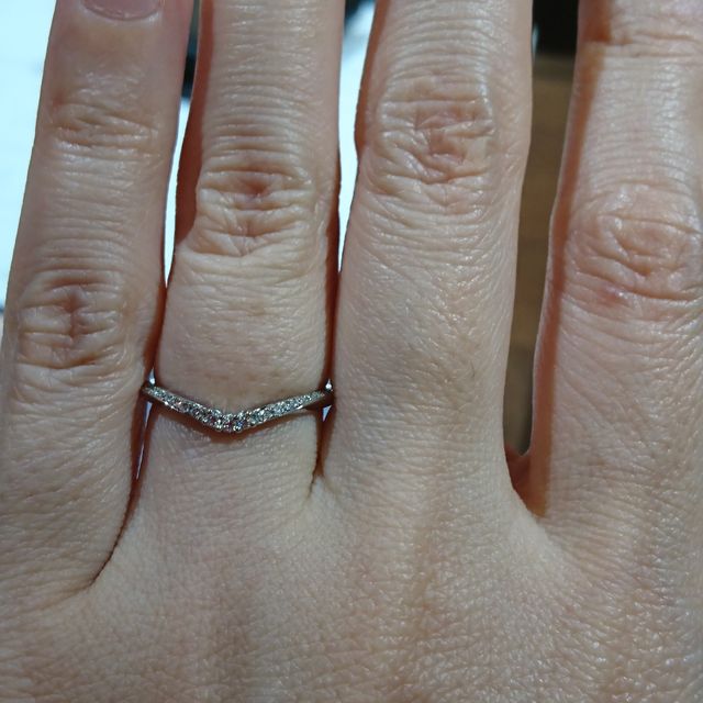 【BIJOUPIKO(ビジュピコ)の口コミ】 エンゲージリングがV字なのでマリッジリングもV字で探していたので、こち…