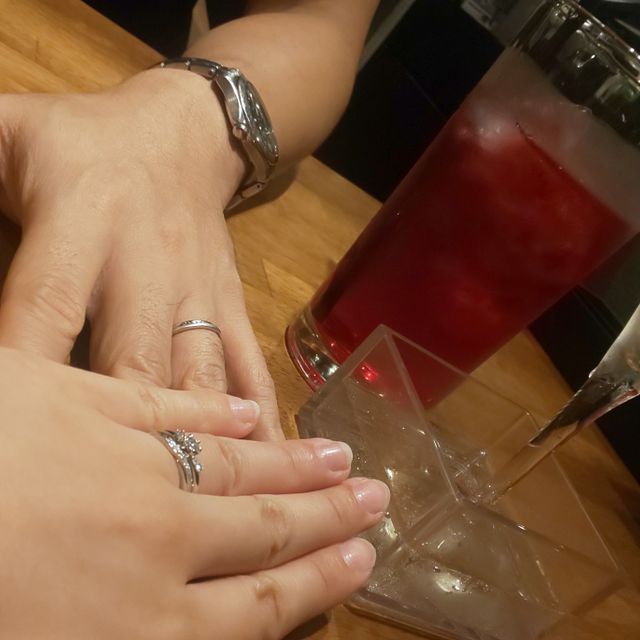 【銀座ダイヤモンドシライシの口コミ】 羽がモチーフになっている結婚指輪に、天使のはしごがモチーフの婚約指輪…