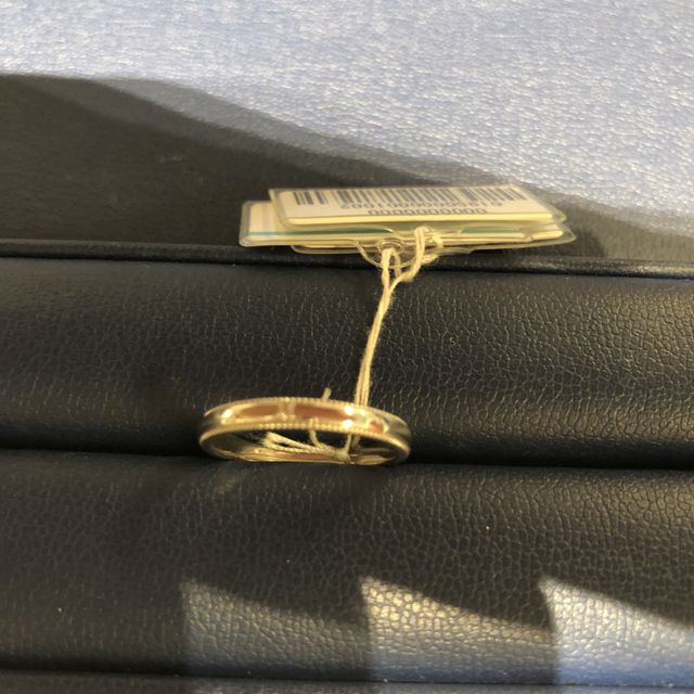 【銀座ダイヤモンドシライシの口コミ】 ストレートリングにミル打ち加工が施されていて、シンプルすぎず、オシャ…