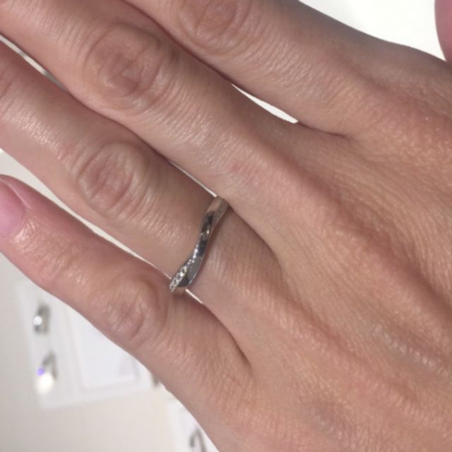 【俄(にわか)の口コミ】 あまり他のブランドでは見かけないねじれたようなデザインをしており、指…