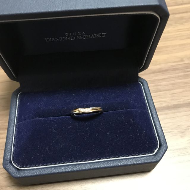 【銀座ダイヤモンドシライシの口コミ】 ピンクゴールドとプラチナのクロス、かつ婚約指輪との重ねづけでぴったり…