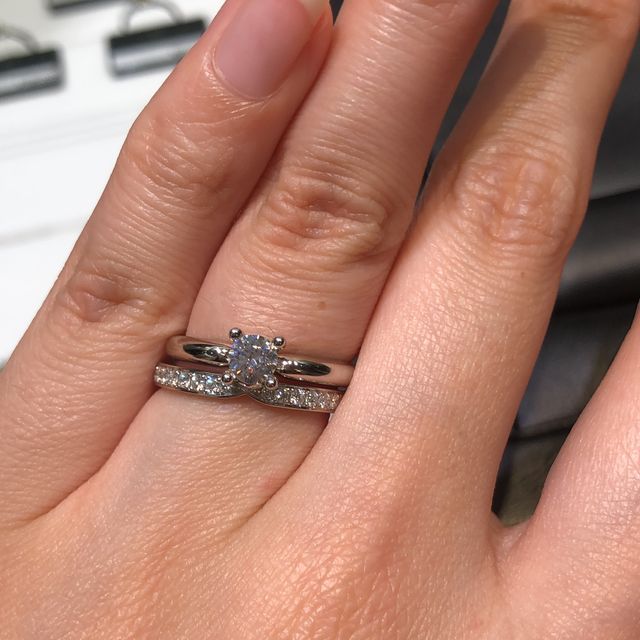 【ラザール ダイヤモンド(LAZARE DIAMOND)の口コミ】 とってもシンプルで、側面が金属で覆われていないので光り方が他より輝い…