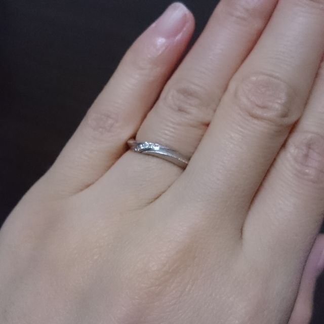 【銀座ダイヤモンドシライシの口コミ】 ミル打ちの繊細なデザインに一目惚れしました。
ダイヤモンドがさりげなく…