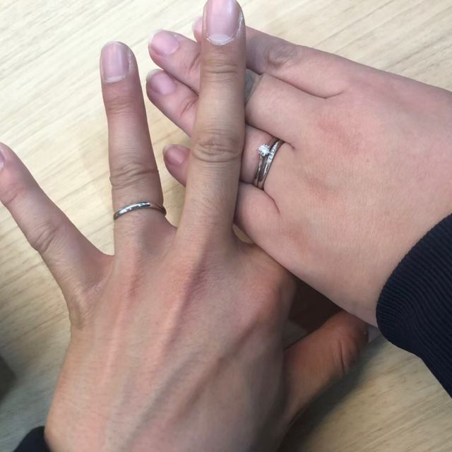 【4℃ BRIDAL(ヨンドシーブライダル)の口コミ】 ・デザイン
シンプルで長く使えるもの、セットリングを探していました。

…