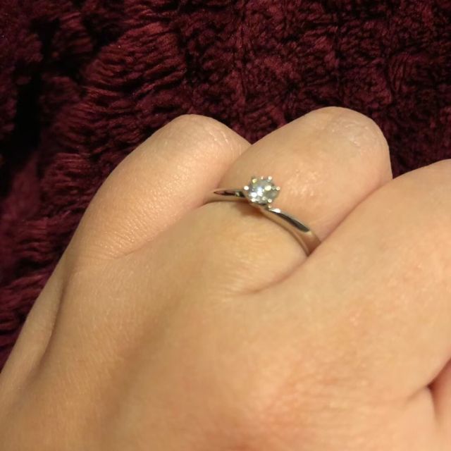 【4℃ BRIDAL(ヨンドシーブライダル)の口コミ】 ・デザイン
シンプルで長く使えるもの、セットリングを探していました。

…