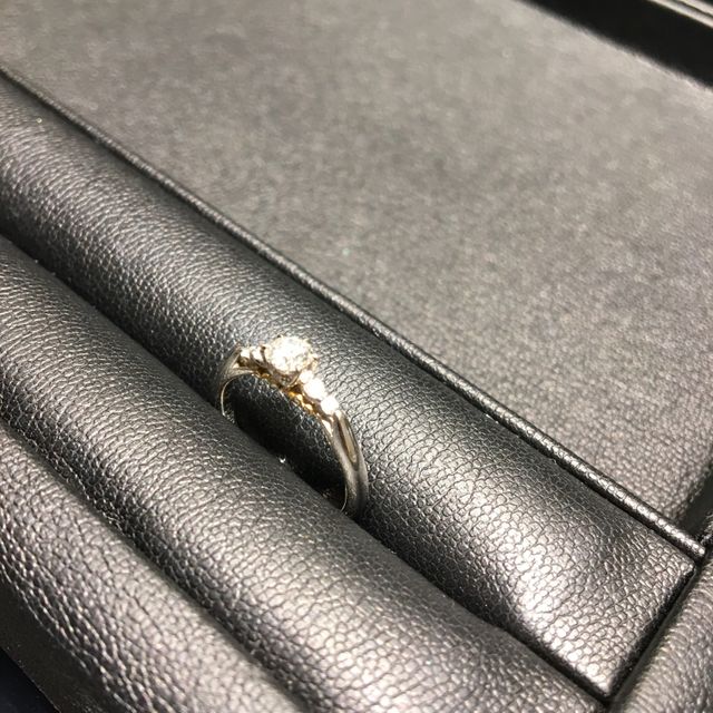 【エクセルコダイヤモンド(EXELCO DIAMOND)の口コミ】 中心のダイヤが引き立てられる、上品なデザインに一目惚れしました。
結婚…