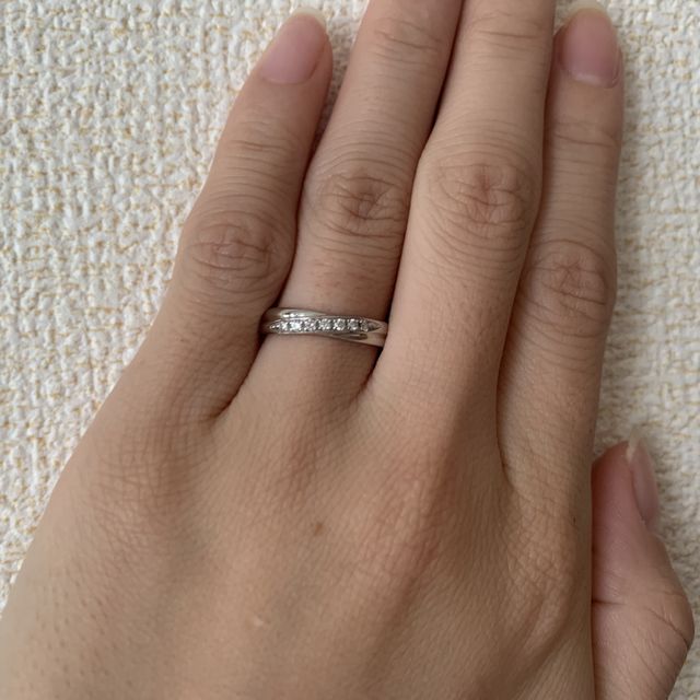 【アンジェリックフォセッテ(Angelique Fossette)の口コミ】 デザインは、いわゆる the 結婚指輪 という感じですが、他の指輪に比べて…