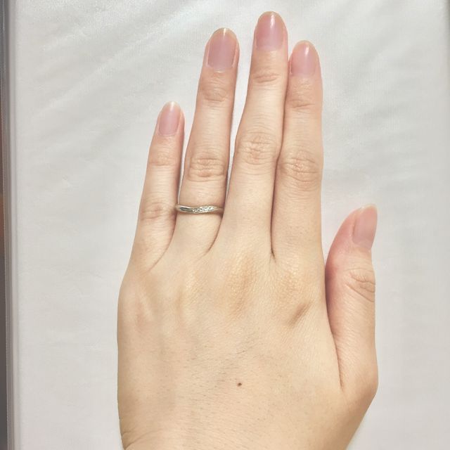 【銀座ダイヤモンドシライシの口コミ】 メレダイヤがあしらわれており、主張しすぎないけれども控えめにキラキラ…