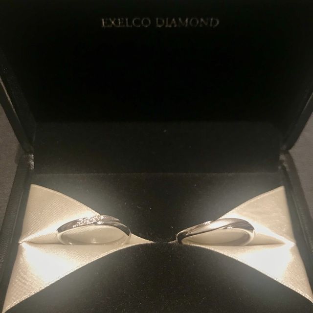 【エクセルコダイヤモンド(EXELCO DIAMOND)の口コミ】 お互いが、細い指ではなかったので、細身のデザインで、かつ、柔らかい印…