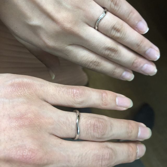 【銀座ダイヤモンドシライシの口コミ】 シンプルですがポイントでダイヤがはいったところが気に入りました。また…